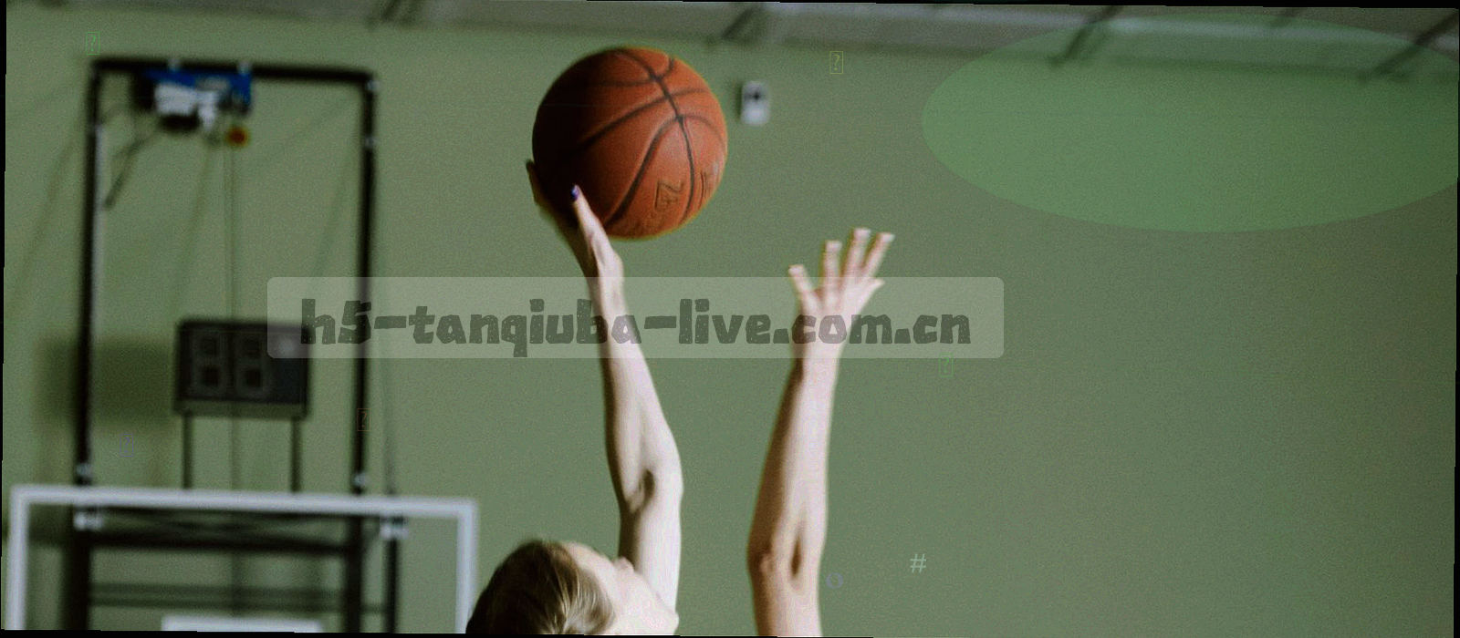 深墨绿底色上叠加的抽象网格与半透明玻璃层纹理，画面中没有人物